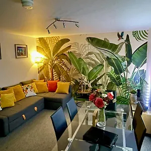 malone-crescent-apartment-2br-2b-in-city-centre.belfasthotelsireland.com/